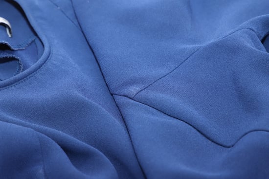 Sandro Yoko Kleid aus gerafftem Crêpe in blauem Acetat - Image 4