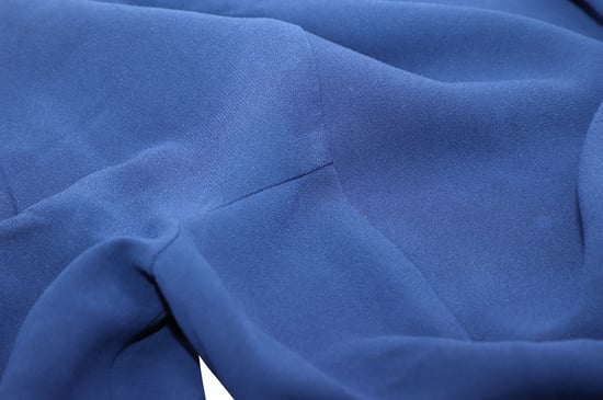 Sandro Yoko Kleid aus gerafftem Crêpe in blauem Acetat - Image 5