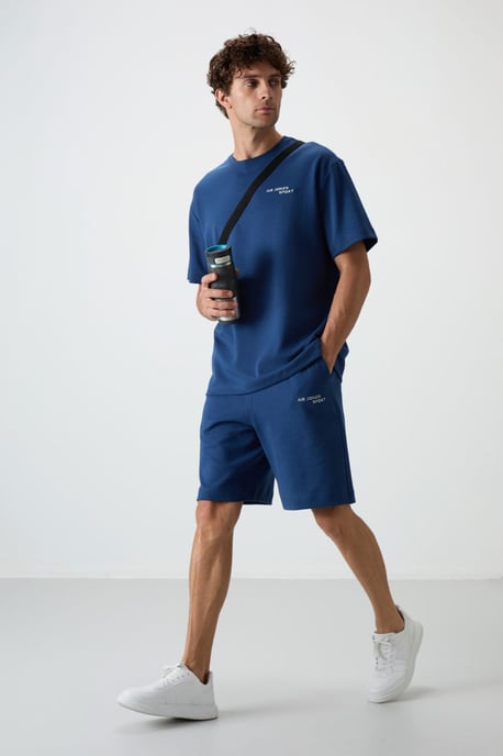 Oversized T-Shirt mit kurzen Ärmeln und Shorts-Set - Image 1