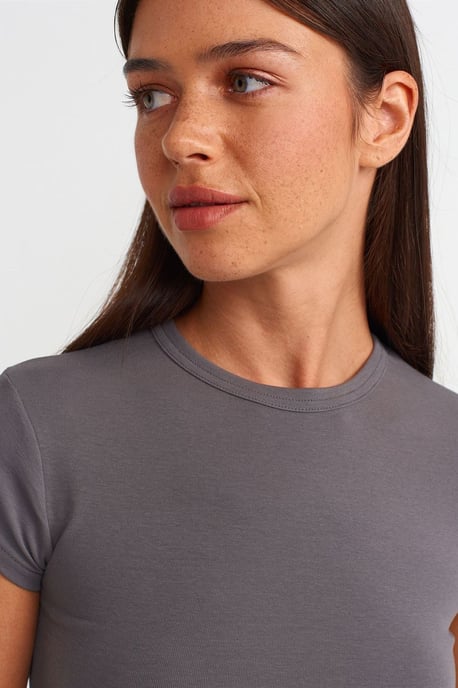 Damen Crop Slim-Fit Rundhalsausschnitt T-Shirt - Image 4