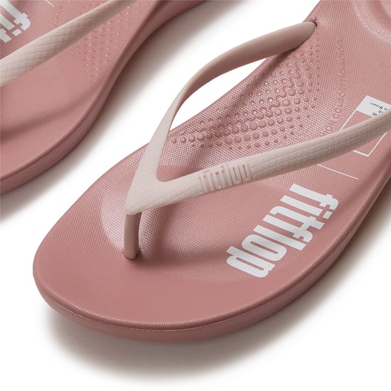FitFlop X Pantone Iqushion Damen Flip-Flops in Cameo Braun - Image 5