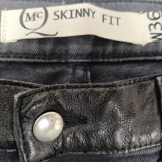 Alexander McQueen Mid-Rise Distressed Slim-Fit Jeans aus schwarzer Baumwolle - Image 4