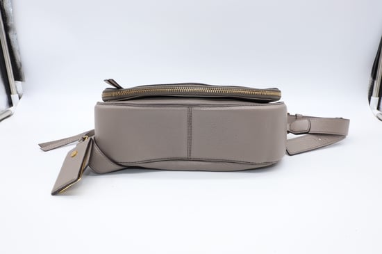 Marc Jacobs Recruit Nomad Tasche in Nerz mit goldenen Details - Image 5