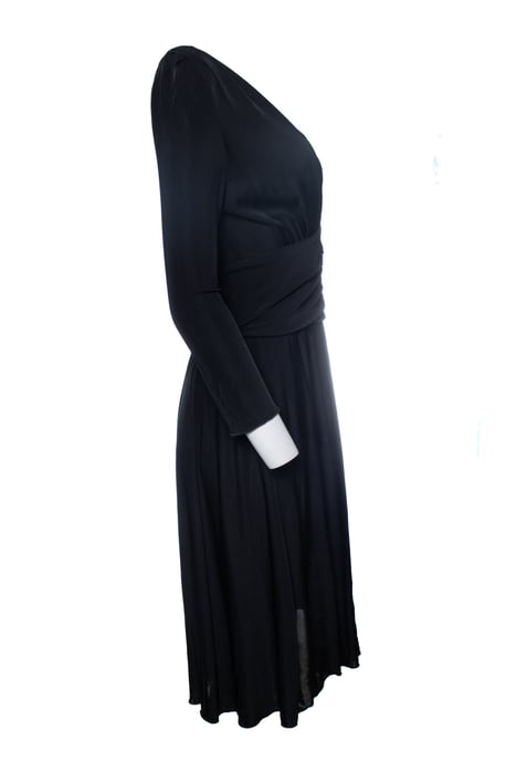 Dolce & Gabbana, schwarzes Kleid mit V-Ausschnitt - Image 2