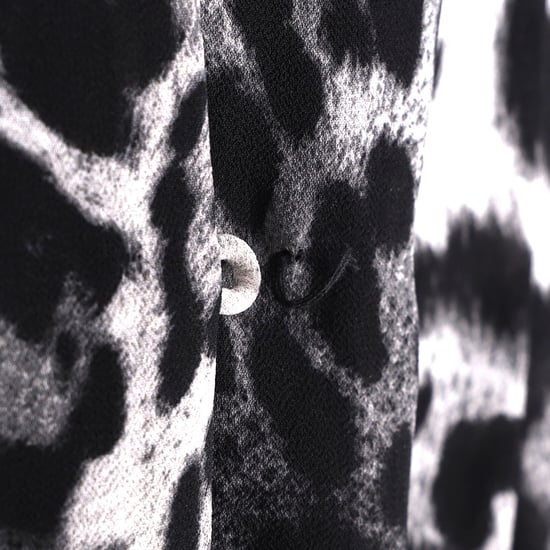 Michael Kors Maxikleid mit Leopardenmuster, Knopfleiste und langen Ärmeln in Schwarz und schwarzer Viskose - Image 6