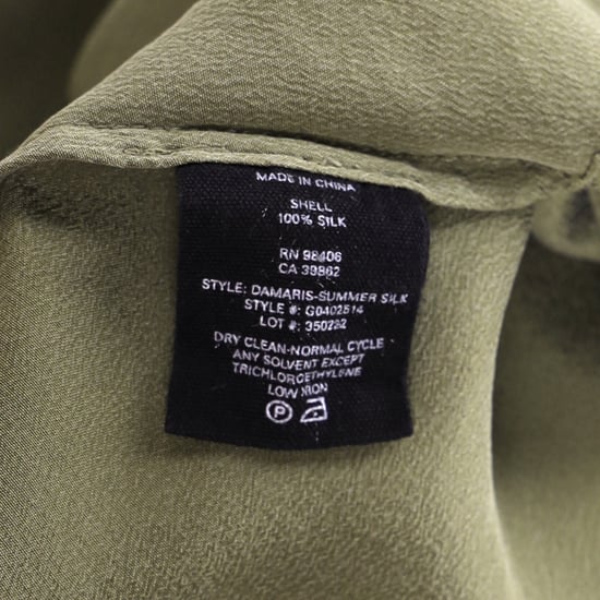 Theory Halbgeknöpfte Langarmbluse aus olivgrüner Seide - Image 5