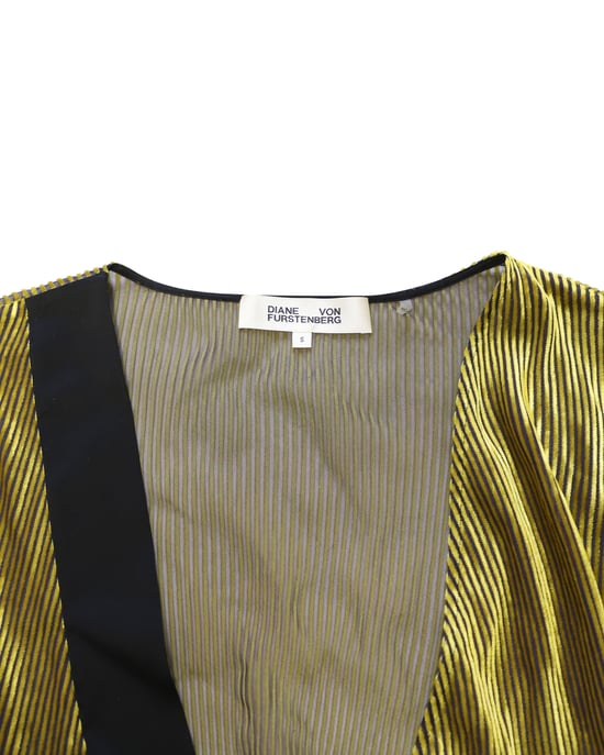 Diane von Furstenberg Wickelbluse aus gold-schwarzer Viskose - Image 4