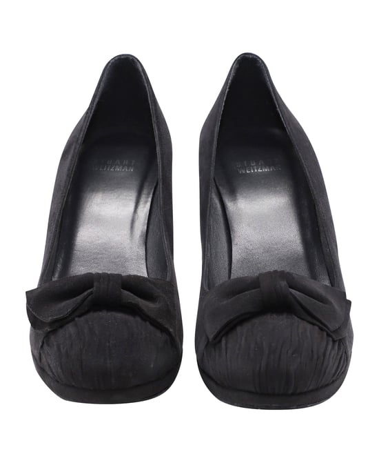 Stuart Weitzman Pumps mit Schleifendetail aus schwarzem Wildleder - Image 2