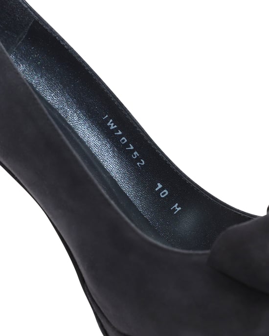 Stuart Weitzman Pumps mit Schleifendetail aus schwarzem Wildleder - Image 6