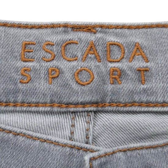 Escada Washed Straight-Leg Jeans aus hellgrauem Baumwoll-Denim - Image 3
