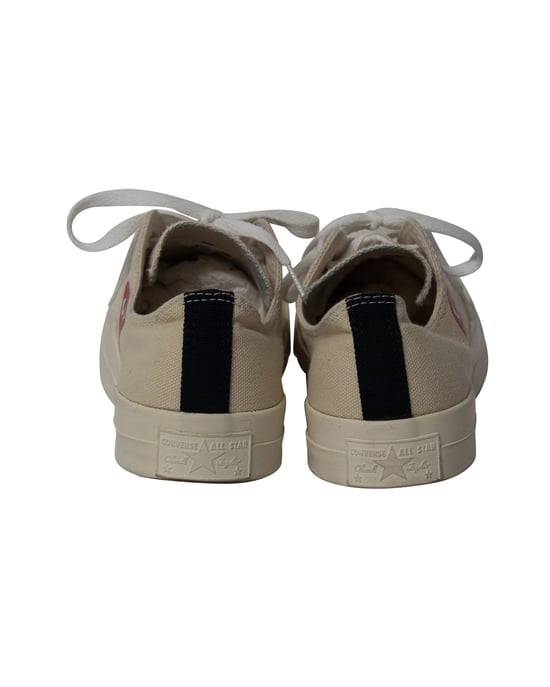 Comme des Garçons Play x Converse Low Top Sneakers aus beigem Canvas - Image 4