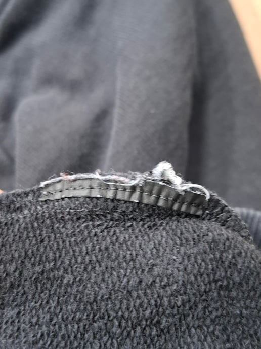 Saint Laurent Sweatshirt mit Rissen und Kettendetail aus schwarzer Baumwolle - Image 4
