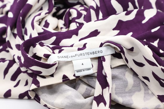 Diane von Furstenberg Neues Julian Wickelkleid mit Print aus lila Seide - Image 2