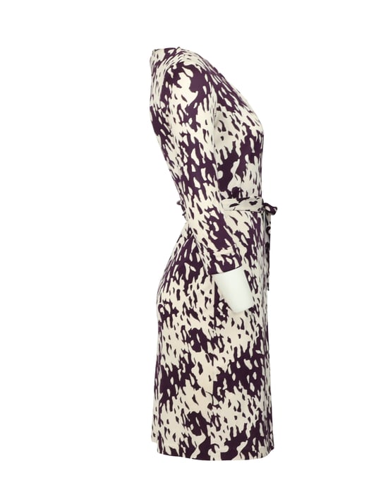 Diane von Furstenberg Neues Julian Wickelkleid mit Print aus lila Seide - Image 3