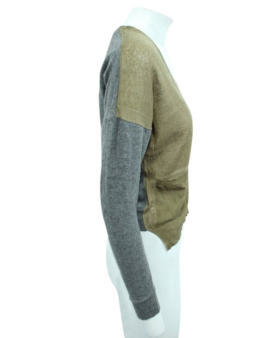 Graue und braune Strickjacke - Image 2