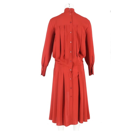 Chloé Midikleid mit Stehkragen und Knopfleiste am Rücken aus roter Seide - Image 6