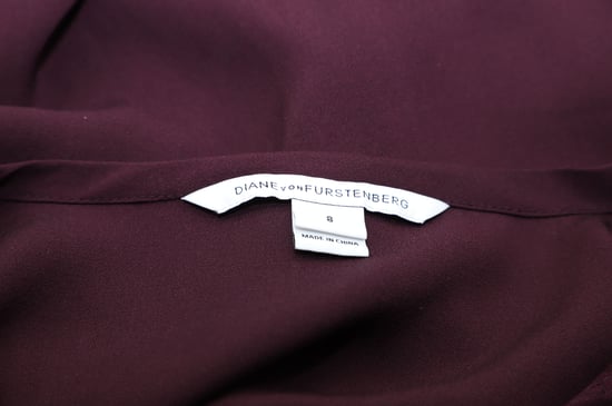 Diane von Furstenberg Kleid mit Blousonärmeln aus burgunderroter Seide - Image 4