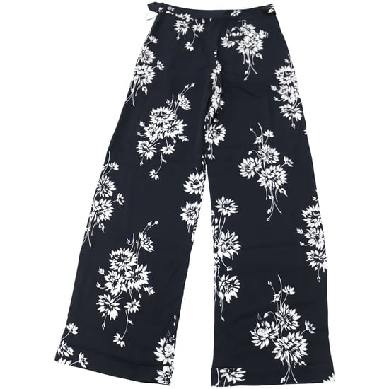 McQ by Alexander McQueen Hose mit Blumenmuster und weitem Bein aus schwarzem Polyester - Image 1