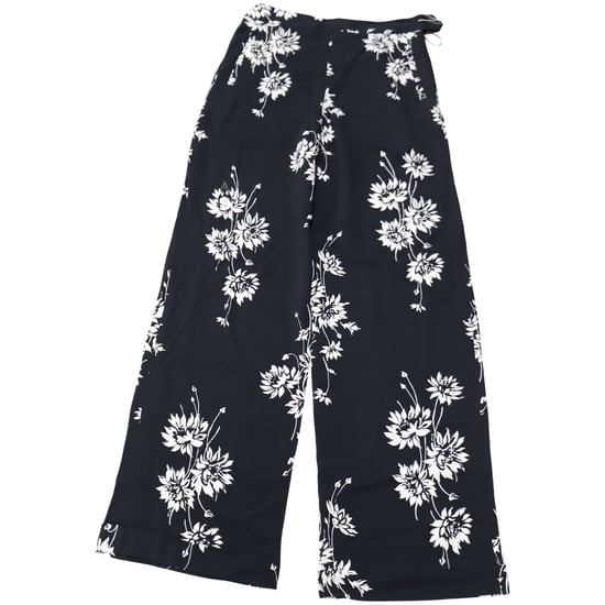 McQ by Alexander McQueen Hose mit Blumenmuster und weitem Bein aus schwarzem Polyester - Image 2