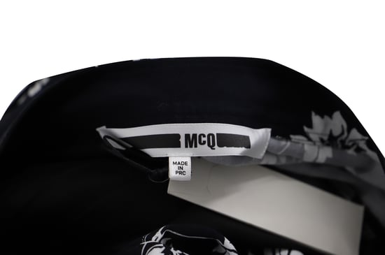 McQ by Alexander McQueen Hose mit Blumenmuster und weitem Bein aus schwarzem Polyester - Image 3