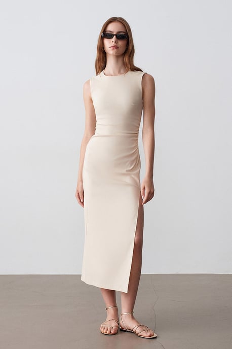 Tailliertes ärmelloses Midikleid mit Schlitz - Image 2