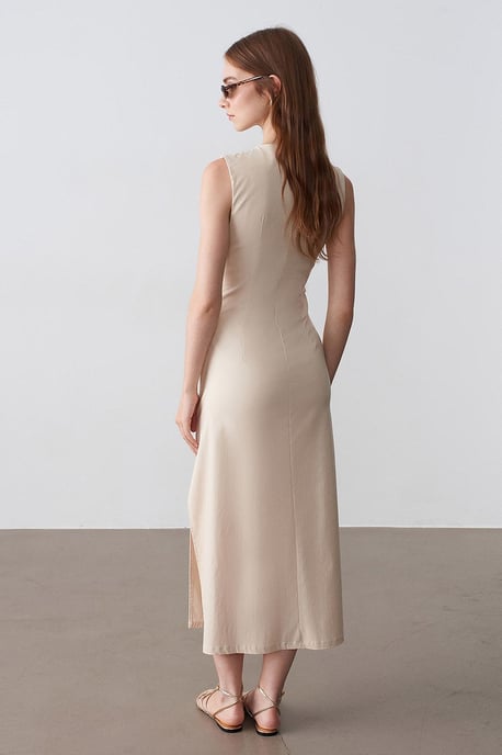 Tailliertes ärmelloses Midikleid mit Schlitz - Image 3