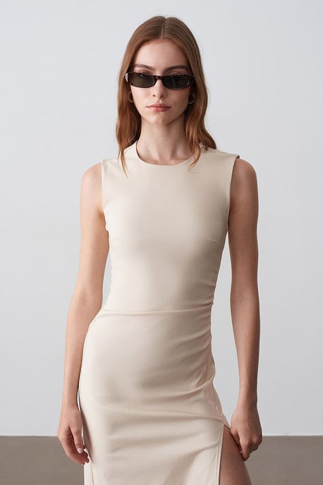 Tailliertes ärmelloses Midikleid mit Schlitz - Image 4