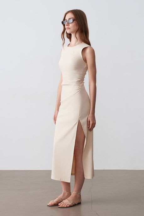 Tailliertes ärmelloses Midikleid mit Schlitz - Image 5