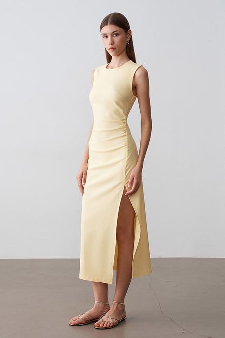 Eng anliegendes ärmelloses Midikleid mit Schlitz - Image 1