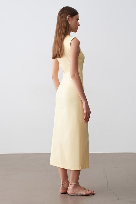 Eng anliegendes ärmelloses Midikleid mit Schlitz - Image 2