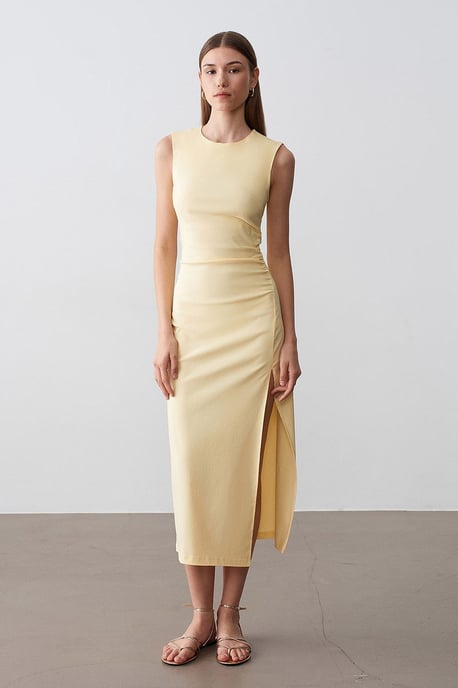Eng anliegendes ärmelloses Midikleid mit Schlitz - Image 4