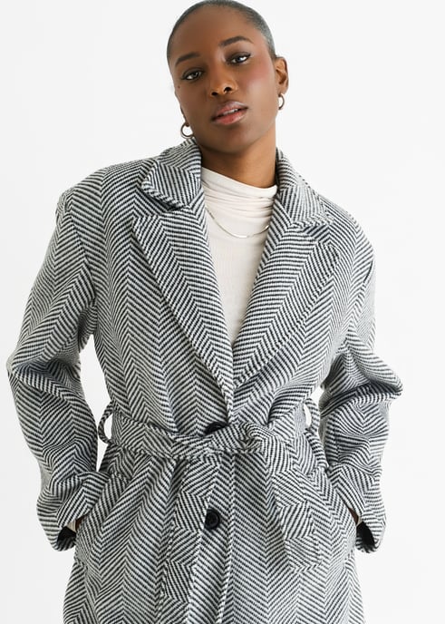 Lange Jacke mit Gürtel und schwarzem Chevron-Print - Image 2