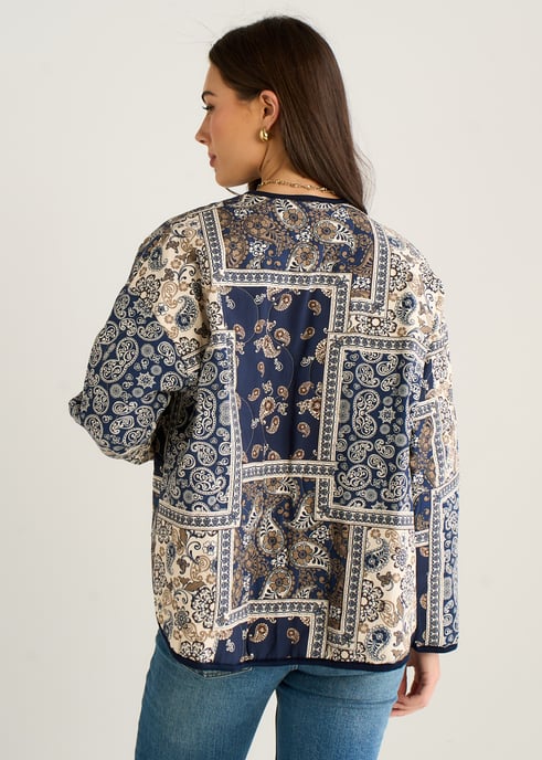 Leichte, gesteppte Jacke aus Viskose mit marineblauem Paisley-Kachelmuster - Image 4