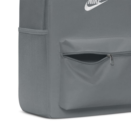 Nike - "Heritage" Rucksack, Logo (Rauch-Grau) - Image 5