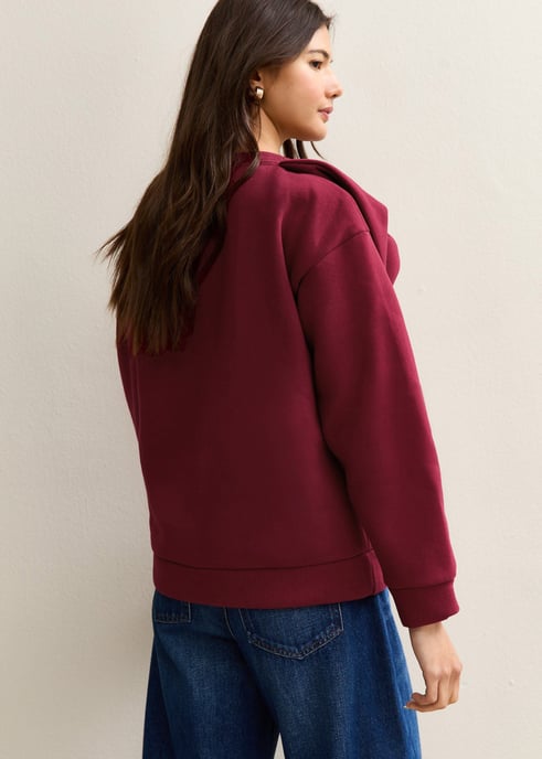 Oversize-Pullover mit rotem Schleifen-Aufnäher - Image 4