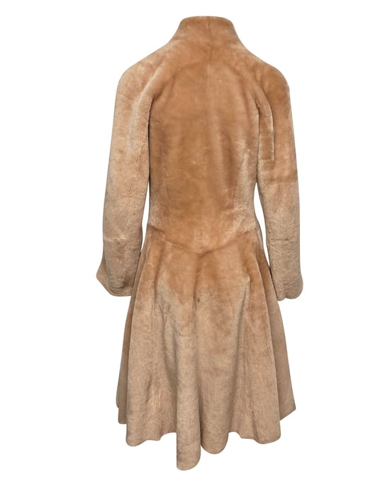 Bottega Veneta Ganzer Shearling-Mantel aus beigem Wildleder - Image 1