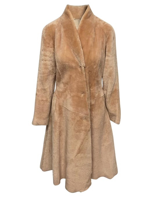 Bottega Veneta Ganzer Shearling-Mantel aus beigem Wildleder - Image 2