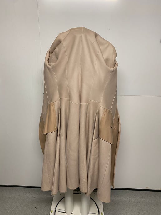 Bottega Veneta Ganzer Shearling-Mantel aus beigem Wildleder - Image 3