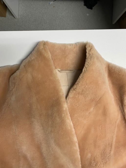 Bottega Veneta Ganzer Shearling-Mantel aus beigem Wildleder - Image 4