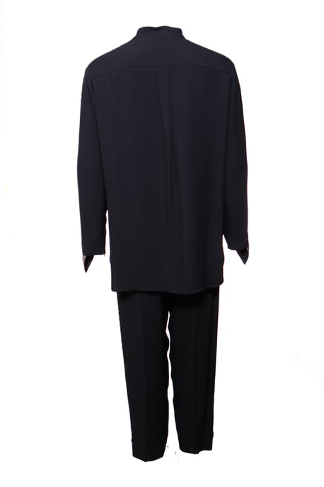 Chloe, Dunkelblaue Hose (36/XS) und Bluse (38/S) mit silberner Stickerei an Ärmeln und Beinen. - Image 2