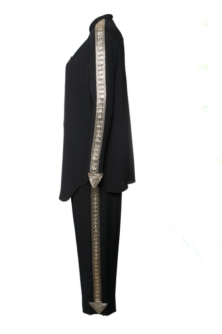 Chloe, Dunkelblaue Hose (36/XS) und Bluse (38/S) mit silberner Stickerei an Ärmeln und Beinen. - Image 3