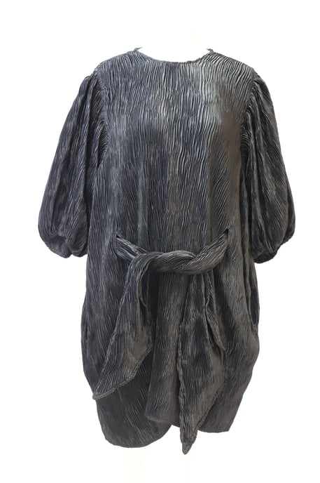 Ganni Plisseekleid mit Gürtel aus schwarzer Viskose - Image 1