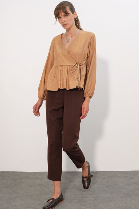 V-Ausschnitt Bluse mit Bindedetail aus Crepe - Image 2