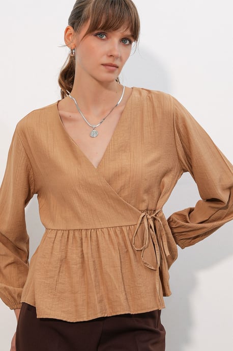V-Ausschnitt Bluse mit Bindedetail aus Crepe - Image 3