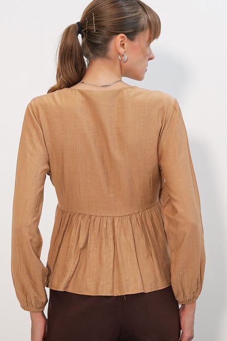 V-Ausschnitt Bluse mit Bindedetail aus Crepe - Image 5