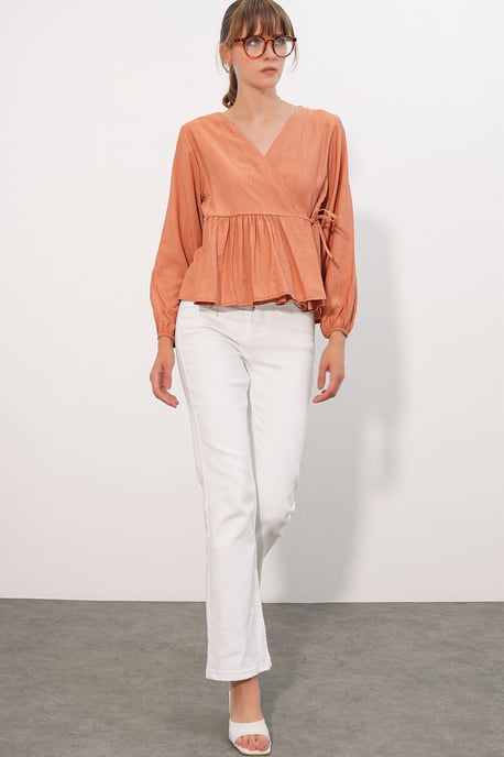V-Ausschnitt Bluse mit Bindedetail aus Crepe - Image 2