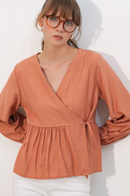 V-Ausschnitt Bluse mit Bindedetail aus Crepe - Image 3