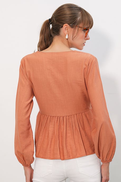 V-Ausschnitt Bluse mit Bindedetail aus Crepe - Image 5