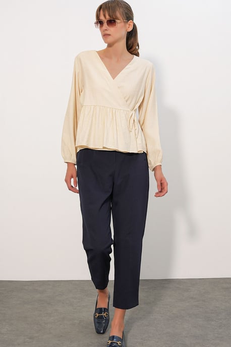 V-Ausschnitt Bluse mit Bindedetail aus Crepe - Image 2