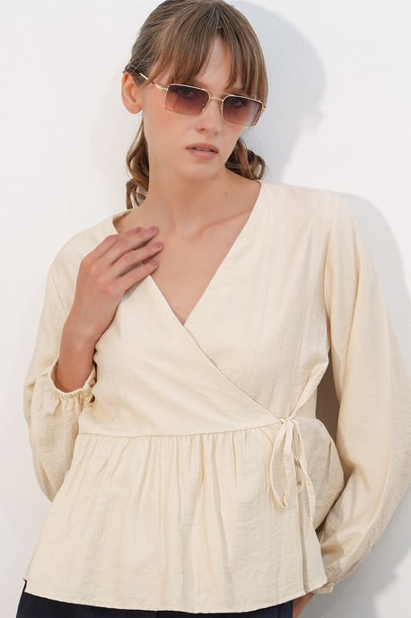 V-Ausschnitt Bluse mit Bindedetail aus Crepe - Image 3